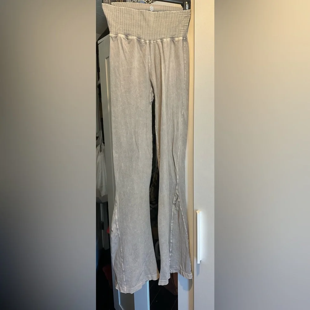 NWOT FREE PEOPLE MOVEMENT GOOD KARMA FLARE LEGGING IN ICE GREY